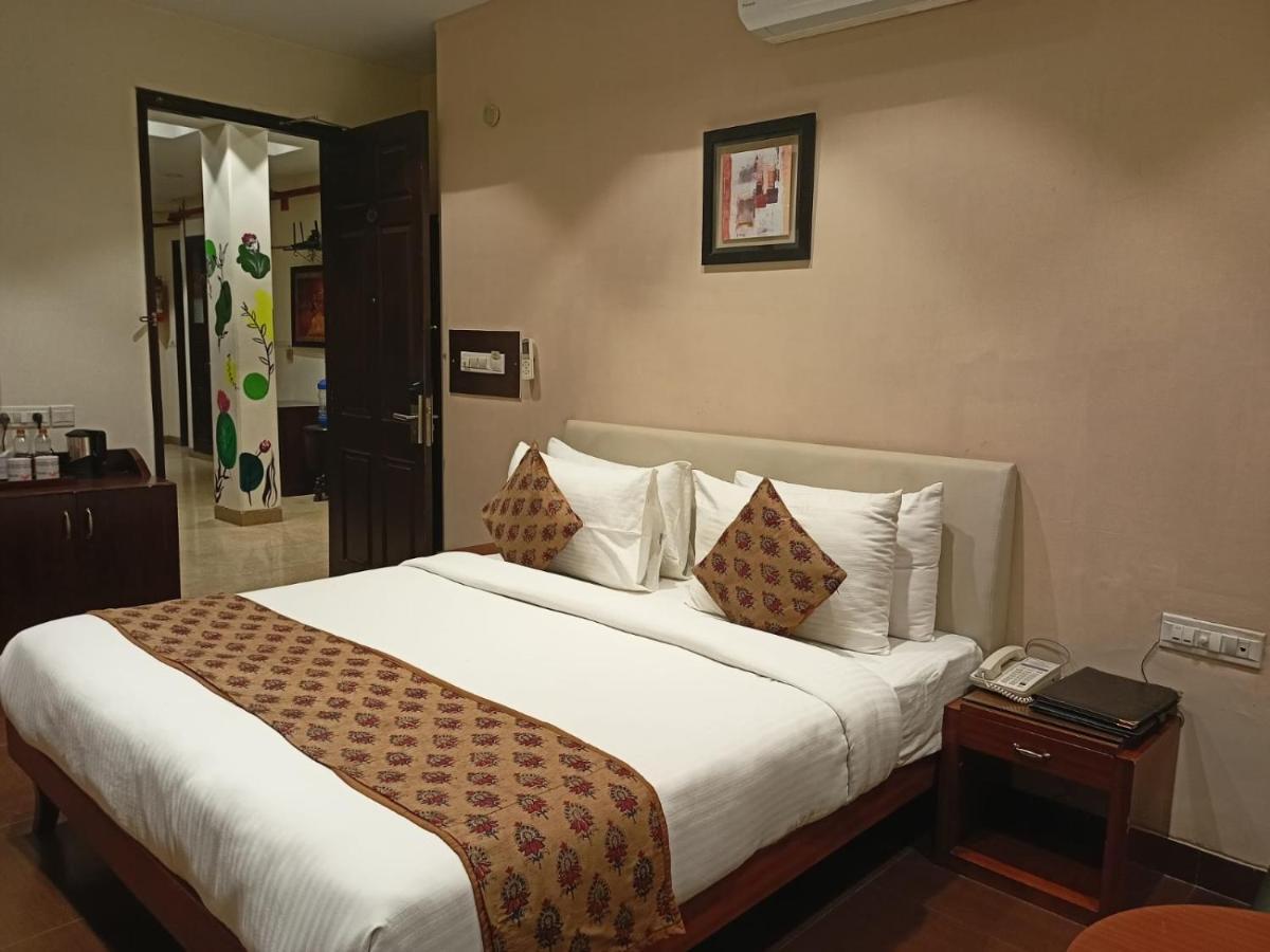 Cosy Grand, Chanakyapuri By The Cosy Hotels Neu-Delhi Exterior foto