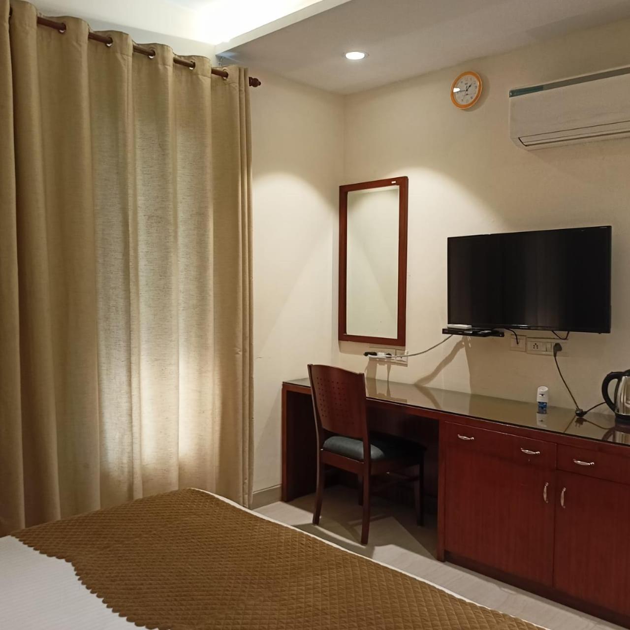 Cosy Grand, Chanakyapuri By The Cosy Hotels Neu-Delhi Exterior foto